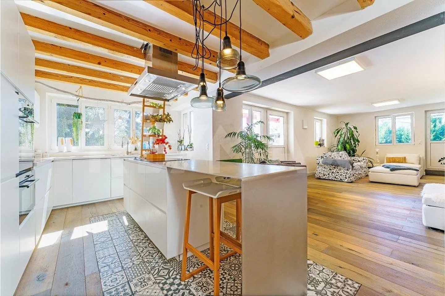 Great rental potential for this villa with 2 apartments - Photo 2 of 13