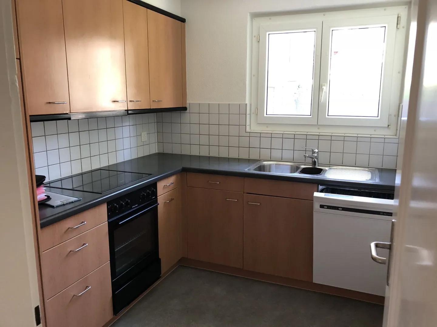 Sunny 4-room apartment - Photo 2 of 10