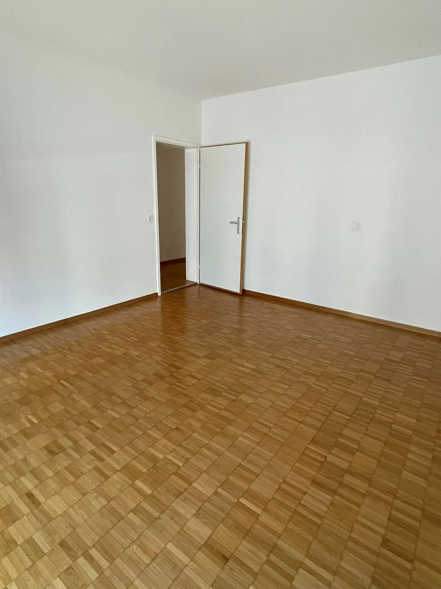 Appartamento angolare di 5,5 stanze con ascensore al 3° piano. - Foto 7 di 8