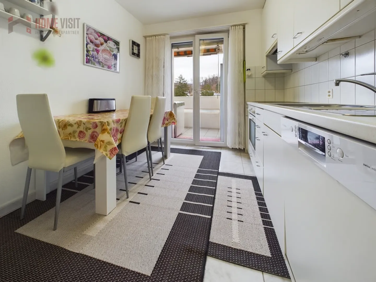 Living with a View - 4.5-Room Apartment with Sunny Balcony in Therwil - Photo 3 of 8