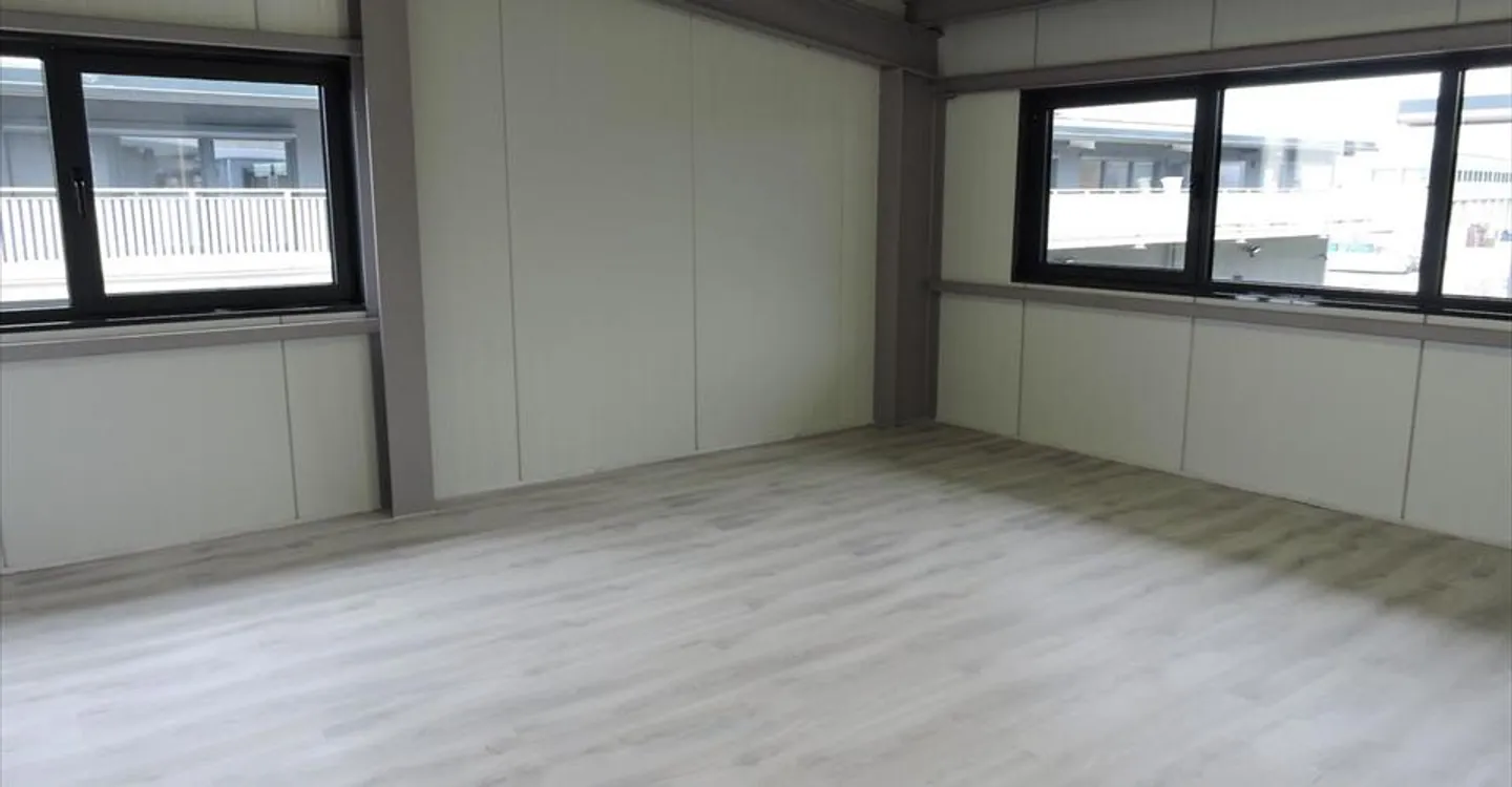 Mixed-use building for rent - Photo 3 of 4