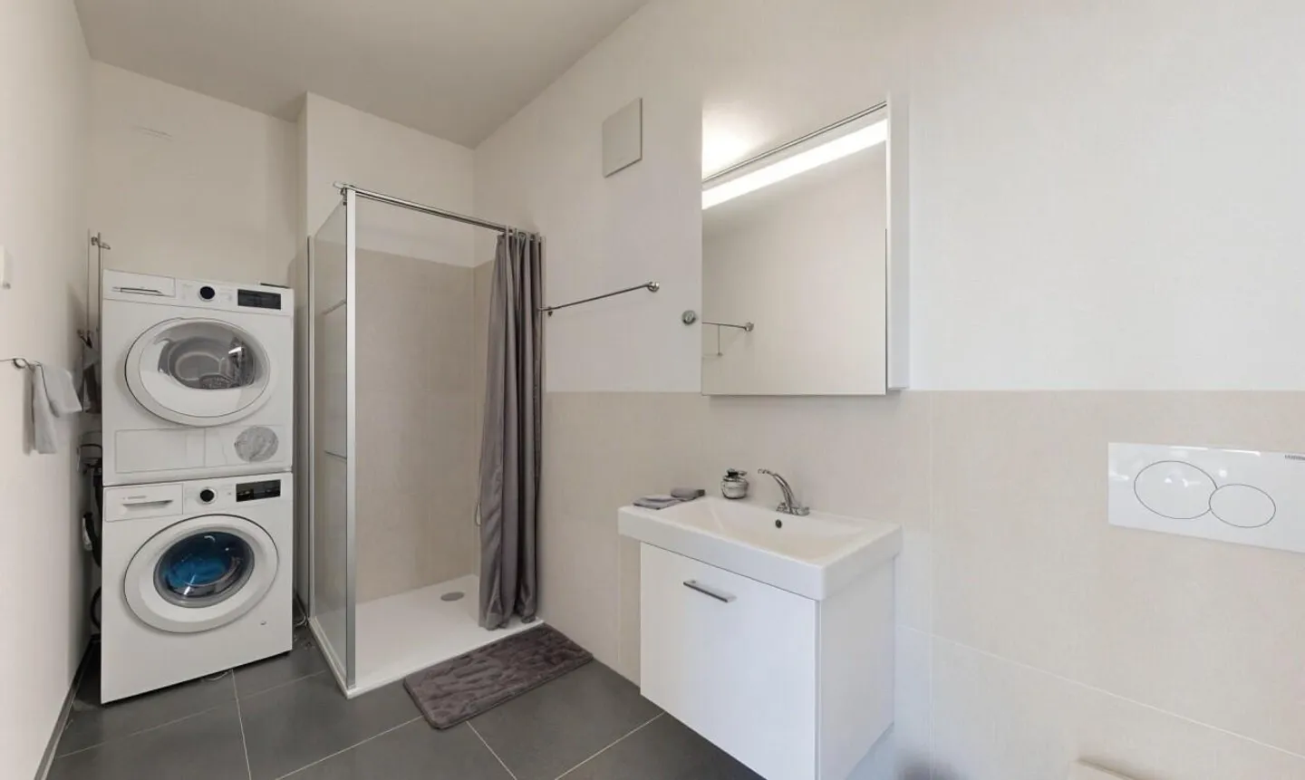 Elegant 2.5 room renovated apartment with beautiful ceiling height - Photo 10 of 11