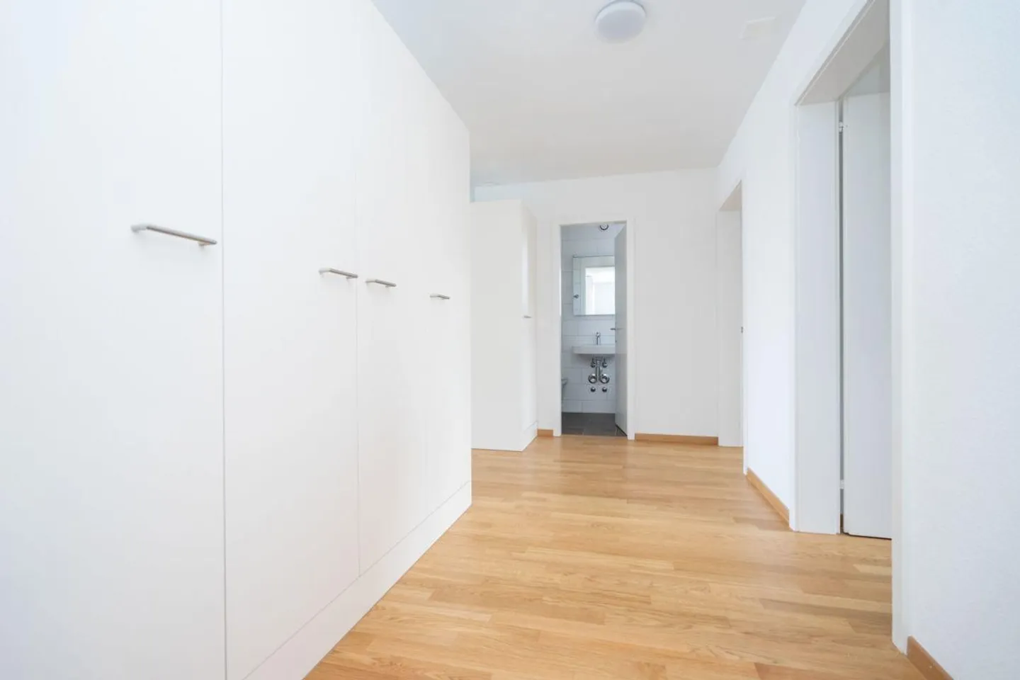 Appartement sous les combles rénové avec vue - Photo 9 sur 12