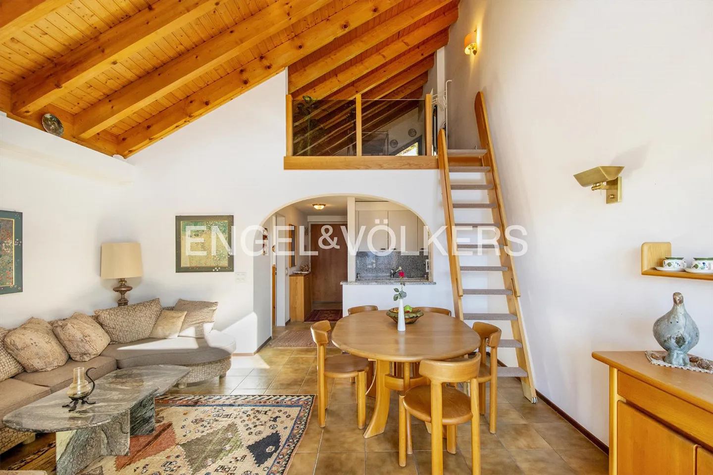 Dachwohnung mit 2,5 Zimmern, Galerie und Seeblick in ruhiger Lage (32) - Foto 2 von 10