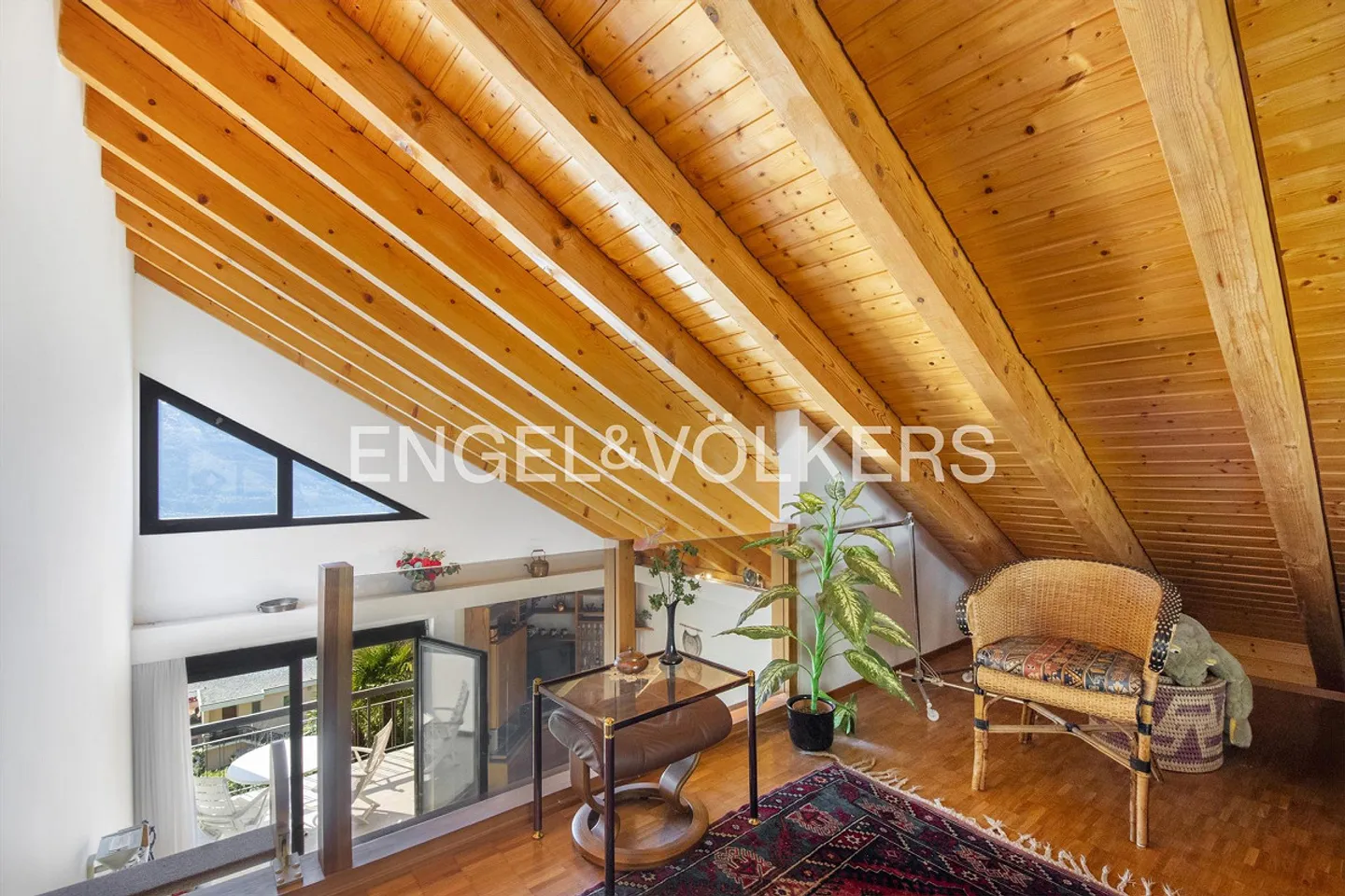 Dachwohnung mit 2,5 Zimmern, Galerie und Seeblick in ruhiger Lage (32) - Foto 5 von 10