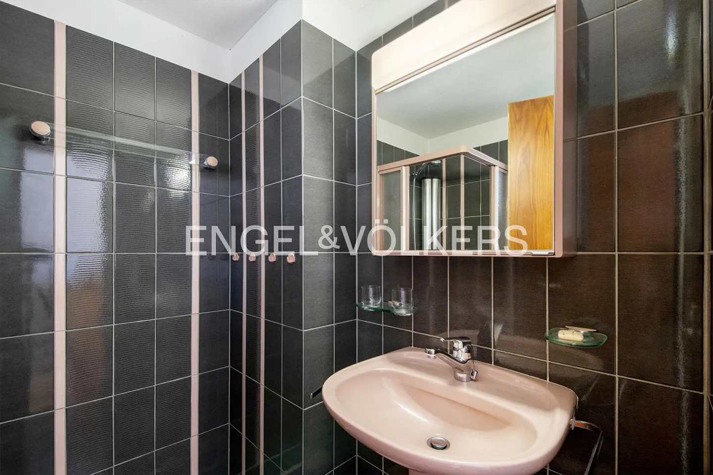 Dachwohnung mit 2,5 Zimmern, Galerie und Seeblick in ruhiger Lage (32) - Foto 8 von 10