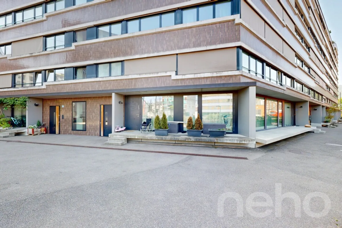 3 Minutes to HB. Spacious Maisonette with 2 Balconies - Photo 2 of 12