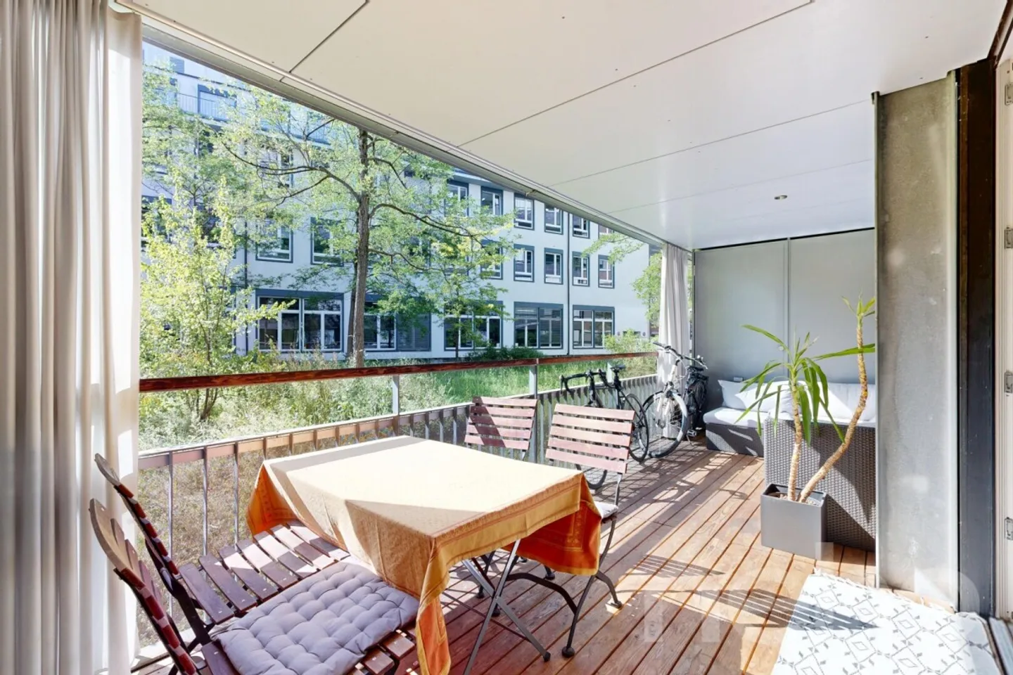 3 Minutes to HB. Spacious Maisonette with 2 Balconies - Photo 3 of 12