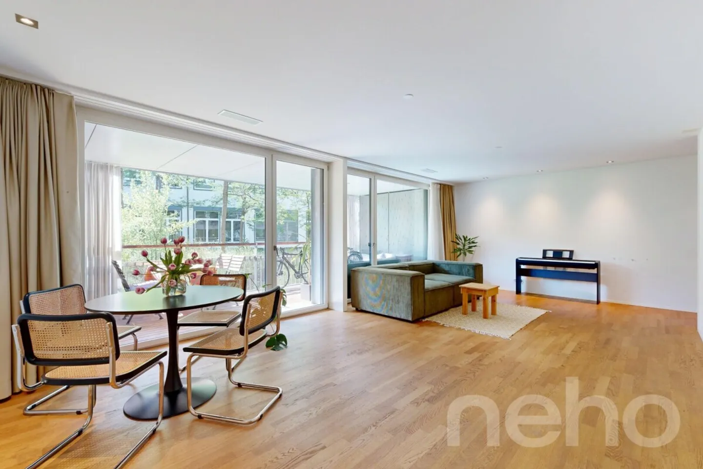 3 Minutes to HB. Spacious Maisonette with 2 Balconies - Photo 4 of 12