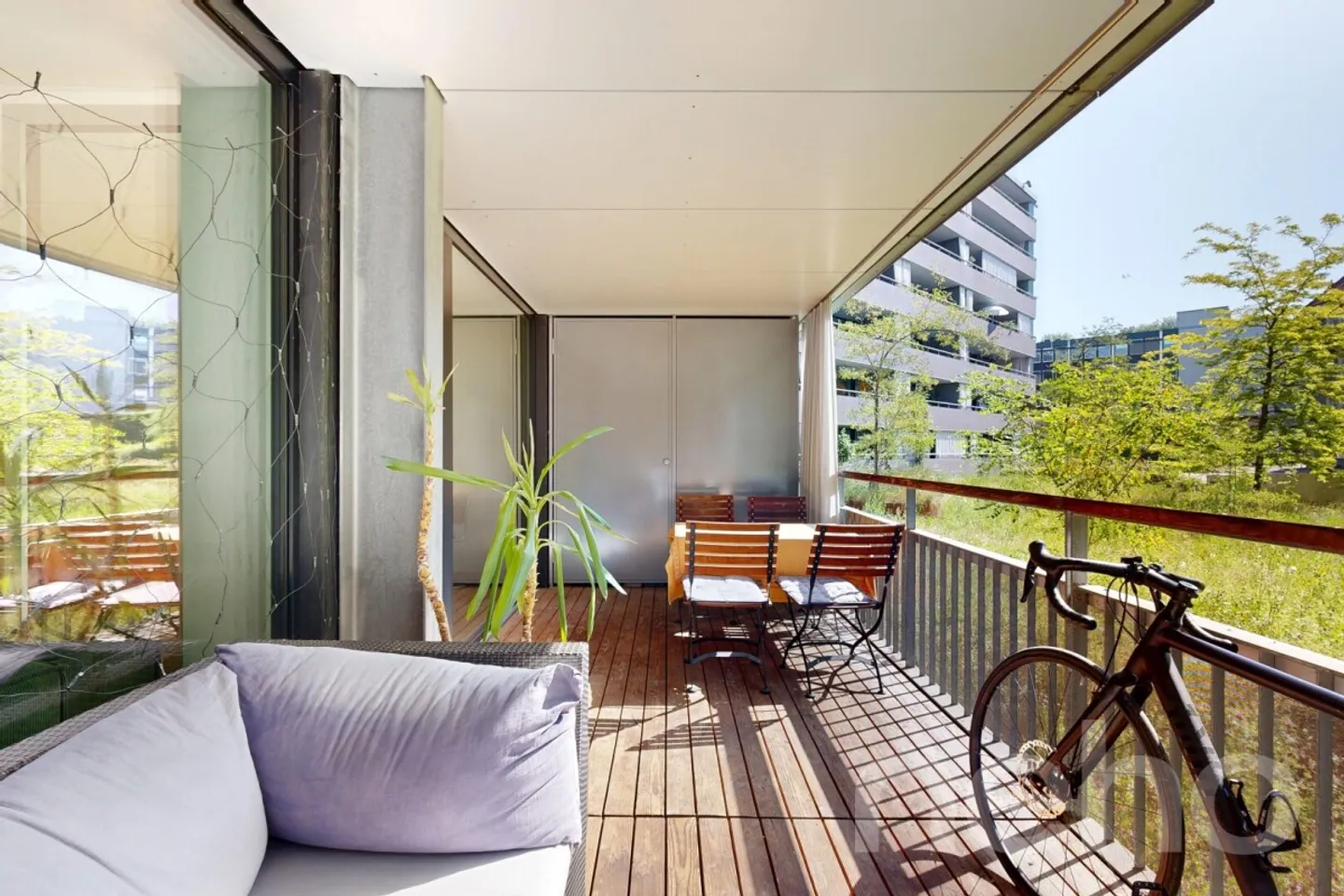 3 Minutes to HB. Spacious Maisonette with 2 Balconies - Photo 12 of 12