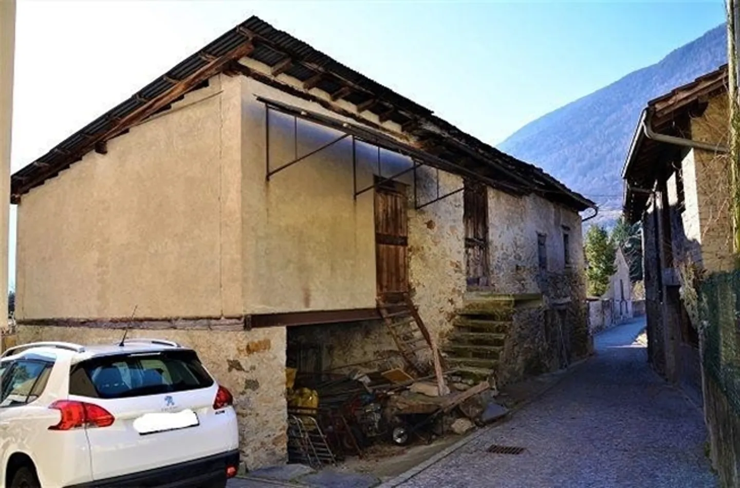 «Grande rproprietà rustica da ristrutturare con giardino / grosse Liegenschaft zum Ausbauen mit Garten» - Foto 2 di 20