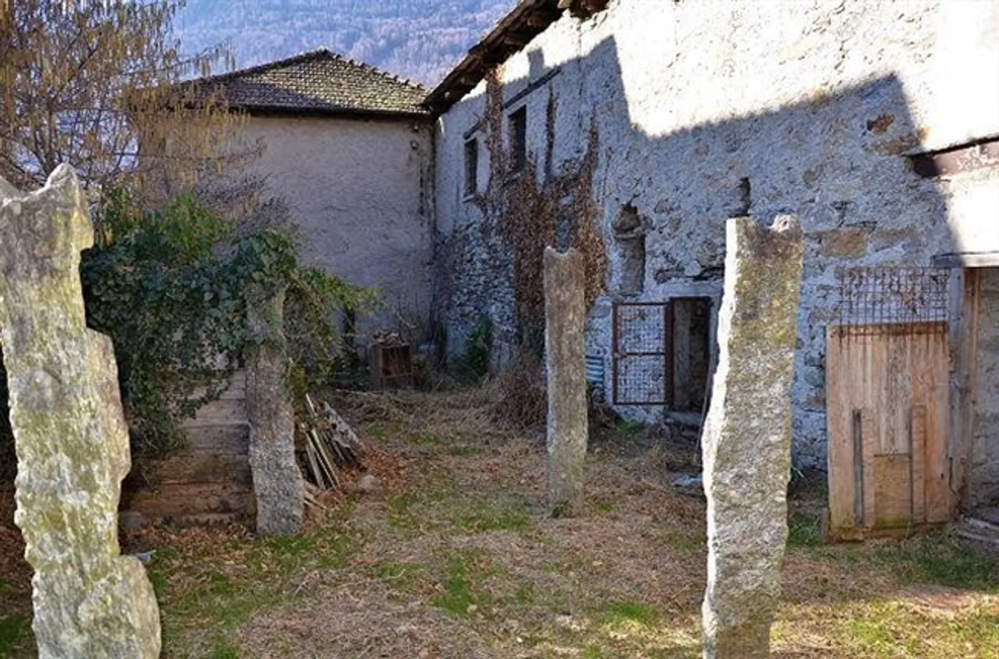 «Grande rproprietà rustica da ristrutturare con giardino / grosse Liegenschaft zum Ausbauen mit Garten» - Foto 16 di 20