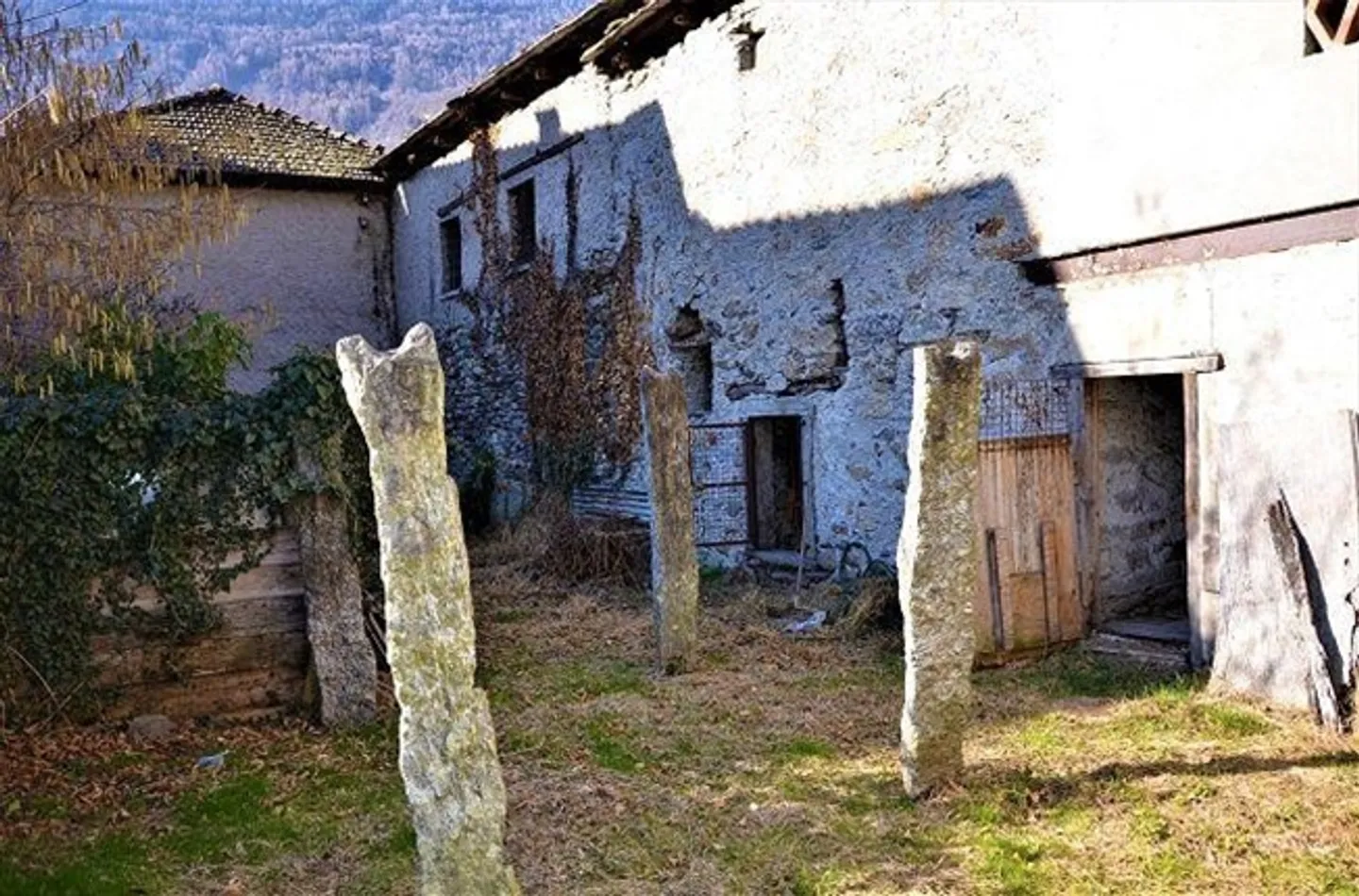 «Grande rproprietà rustica da ristrutturare con giardino / grosse Liegenschaft zum Ausbauen mit Garten» - Foto 17 di 20