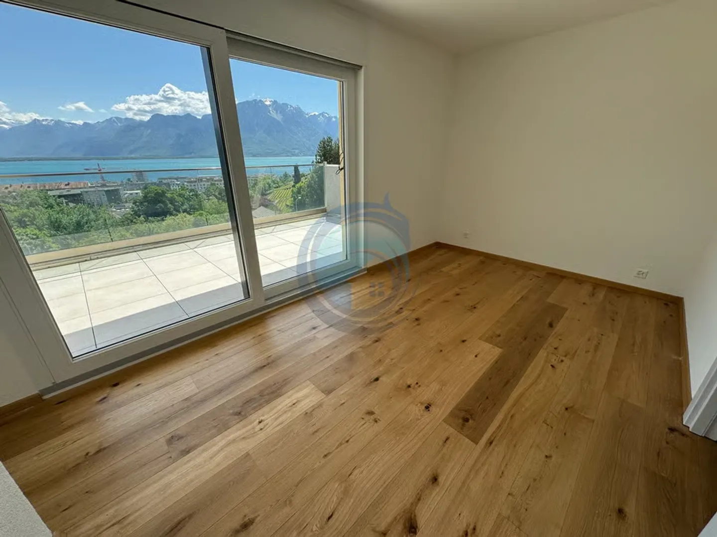 APPARTEMENT DE 2,5 PIÈCES EN ATTIQUE AVEC VUE PANORAMIQUE SUR LE LAC - Photo 5 of 12
