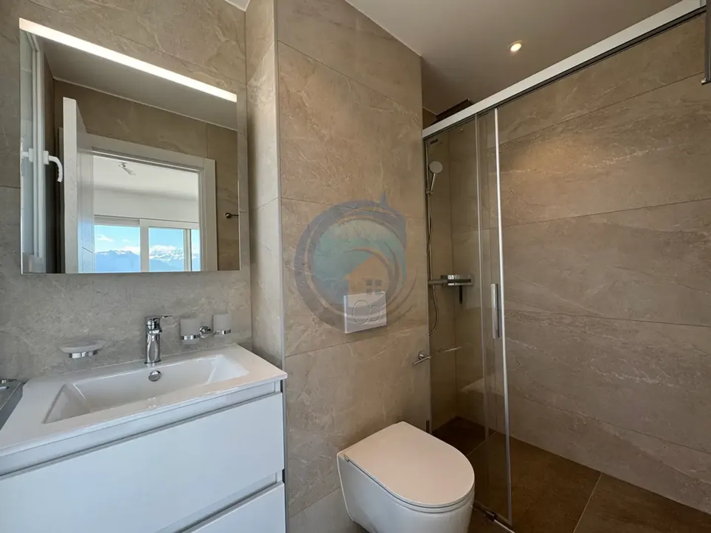 APPARTEMENT DE 2,5 PIÈCES EN ATTIQUE AVEC VUE PANORAMIQUE SUR LE LAC - Photo 7 of 12