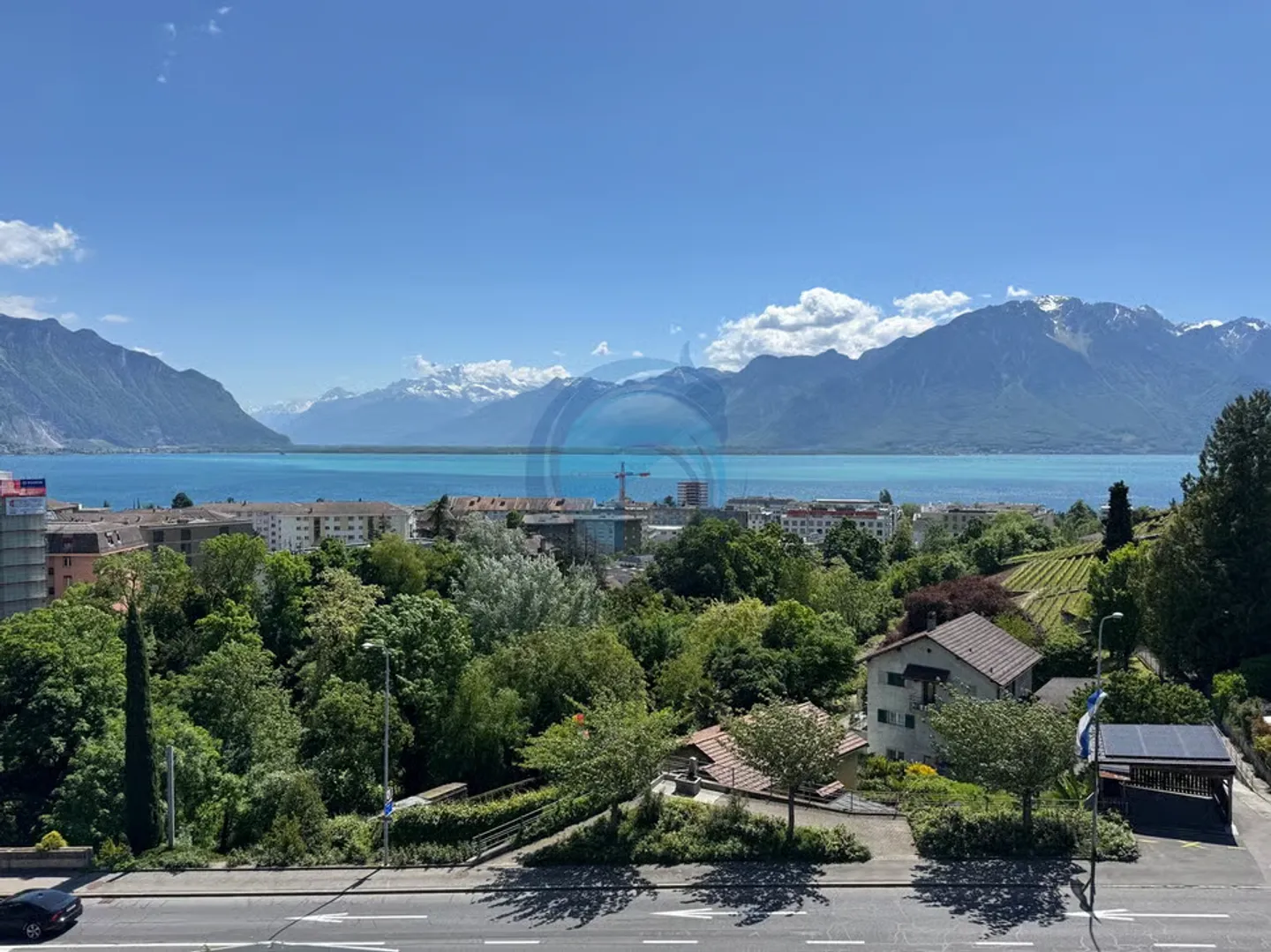 APPARTEMENT DE 2,5 PIÈCES EN ATTIQUE AVEC VUE PANORAMIQUE SUR LE LAC - Photo 10 of 12