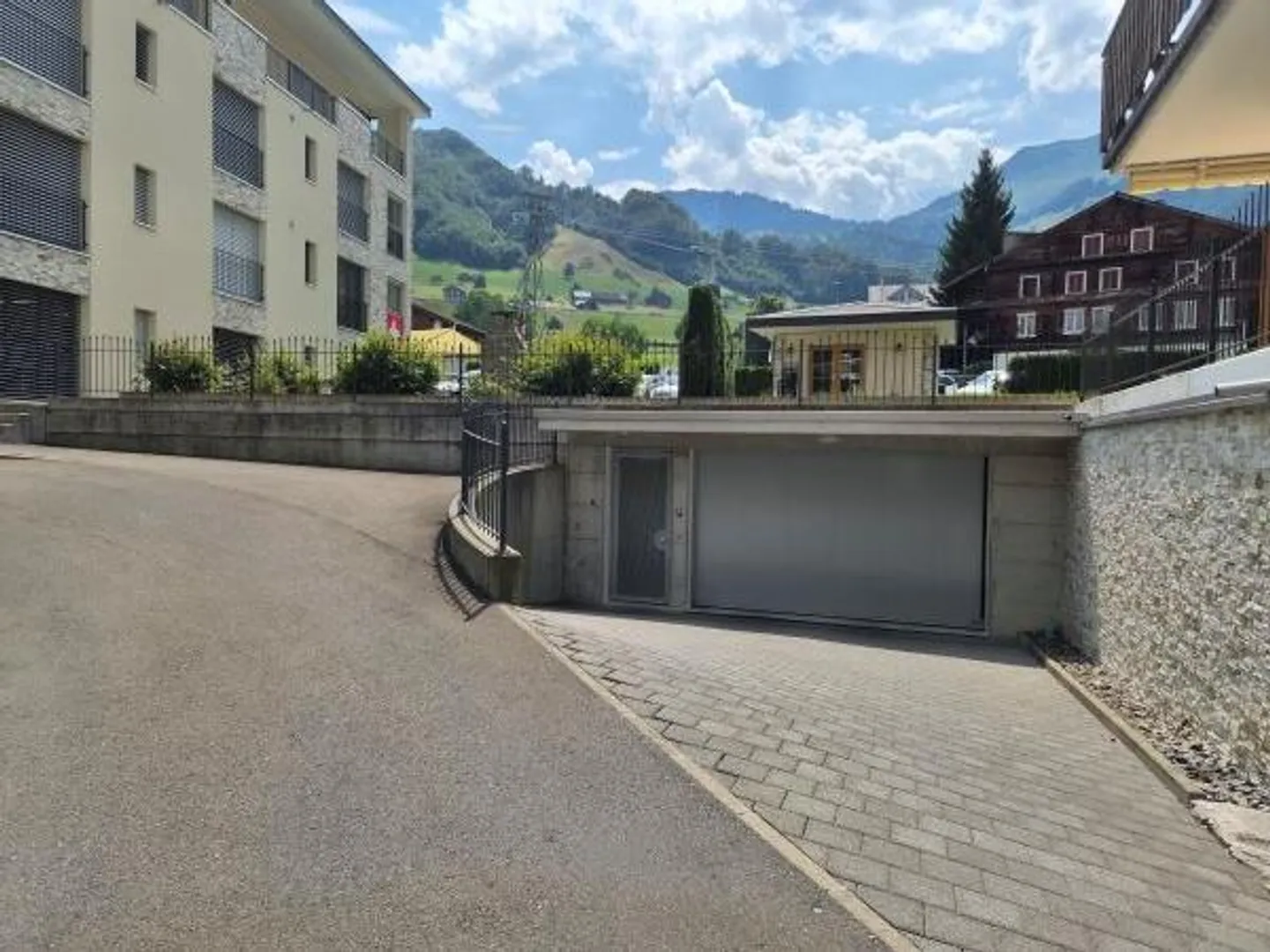 Places de stationnement souterrain dans le centre du village de Beckenried - Photo 1 sur 2