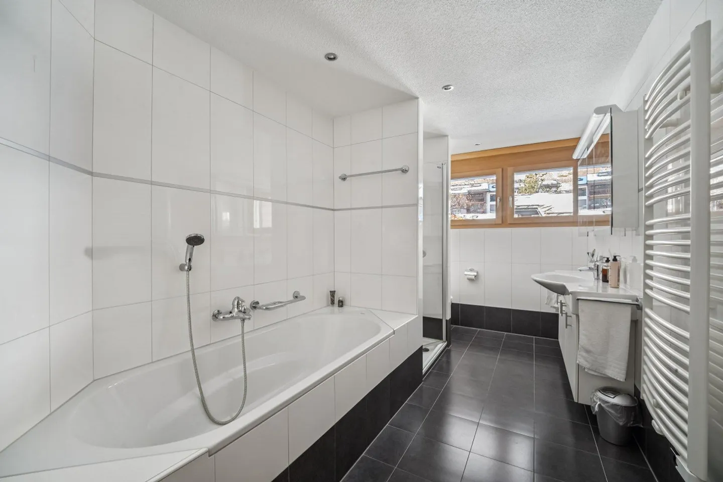 Appartement secondaire de 4,5 pièces situé au centre avec vue sur le Cervin - Photo 4 sur 11