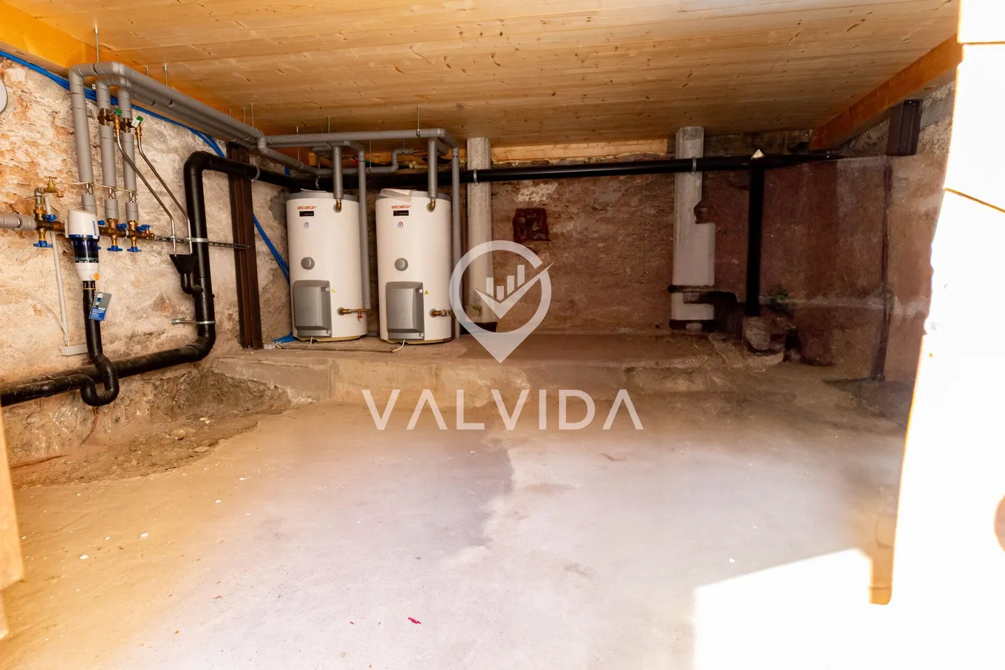 Exclusive: Completely renovated house with two apartments in the municipality of Varen - Photo 13 of 14