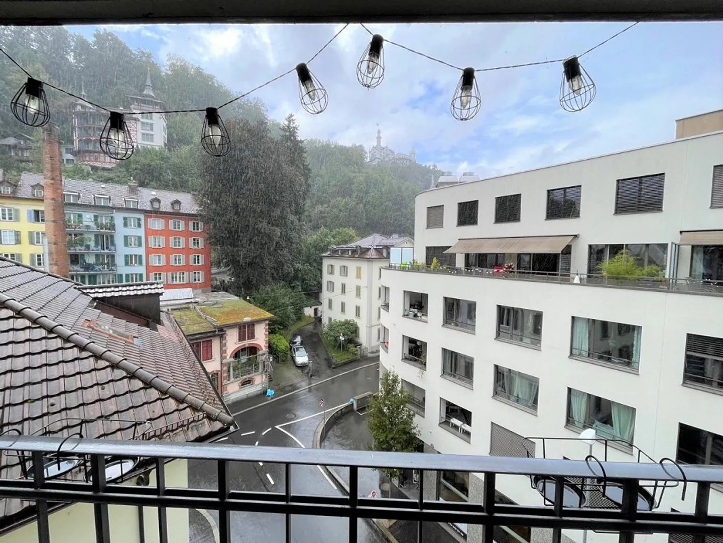 Incantevole appartamento di 3 stanze in un vecchio edificio con balcone e vista sul verde a Luz - Foto 1 di 8