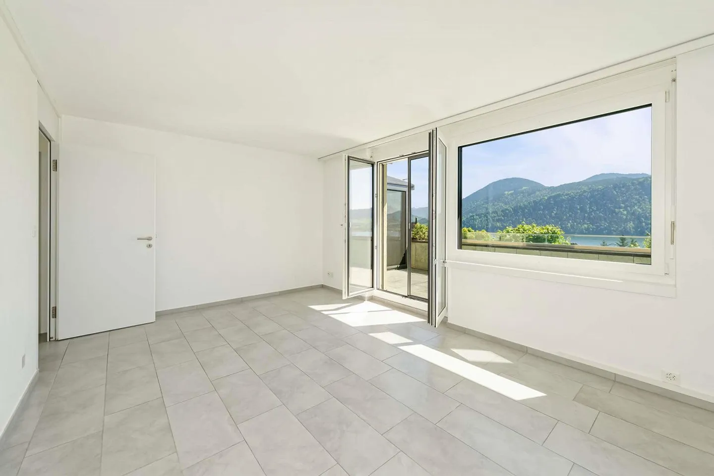 Terrace Apartment with Lake View and Garden - Photo 5 of 7
