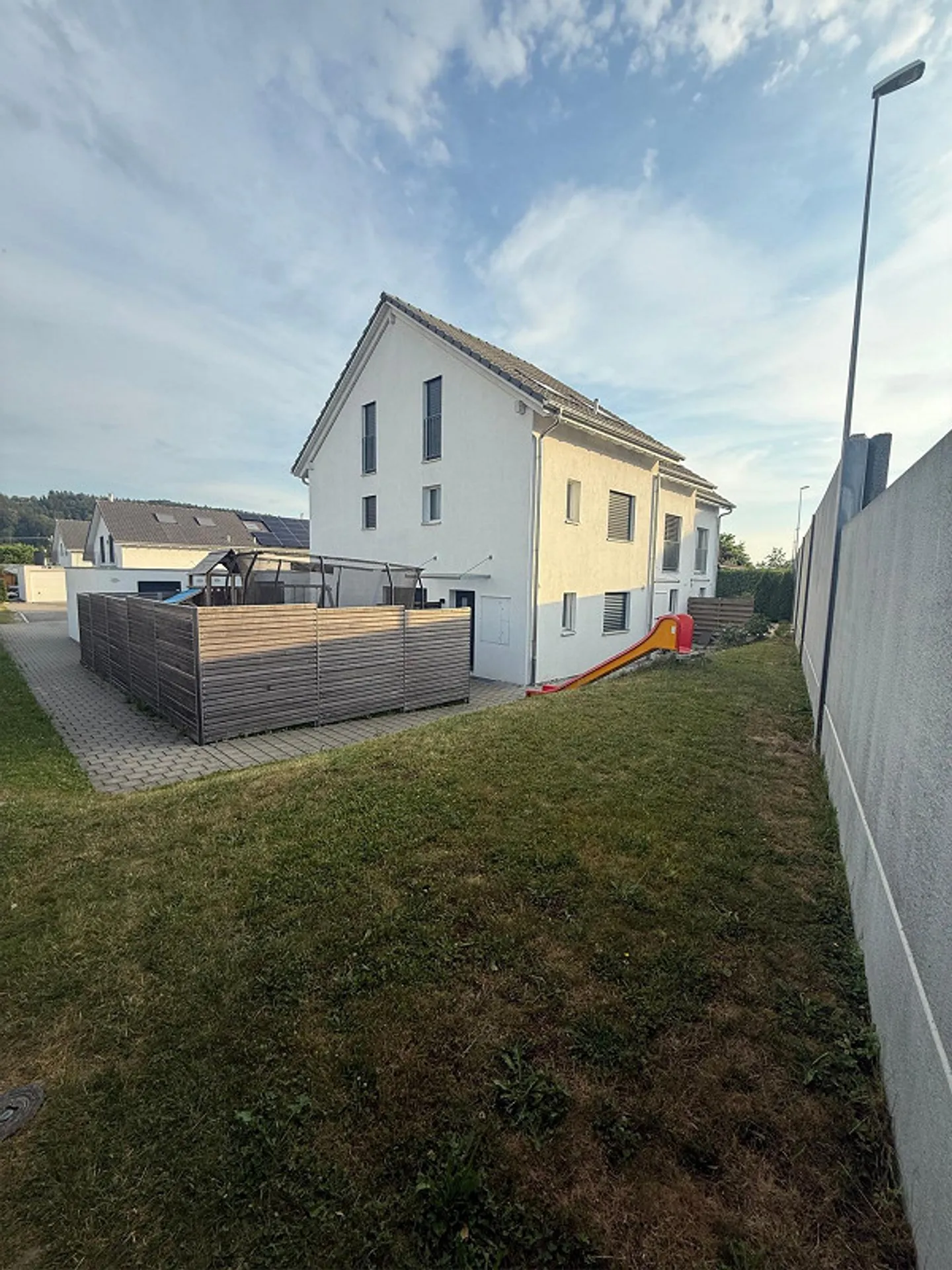 Modernes Familienhaus mit Garten - Foto 1 von 13