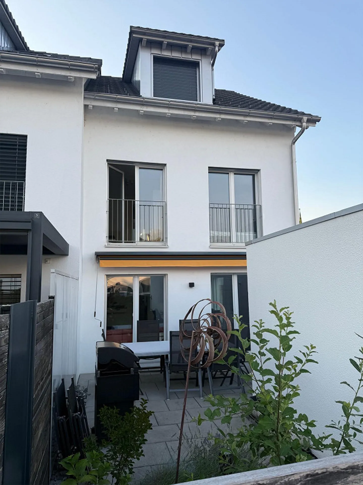 Modernes Familienhaus mit Garten - Foto 2 von 13