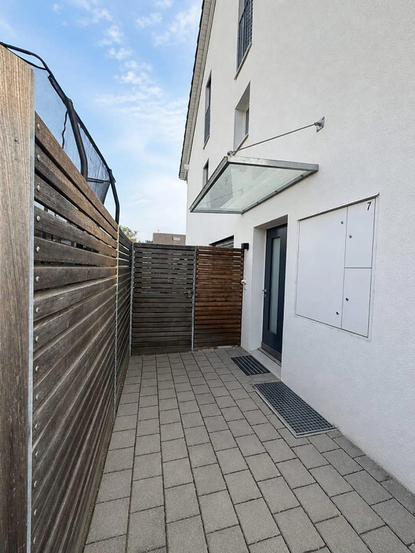 Modernes Familienhaus mit Garten - Foto 5 von 13