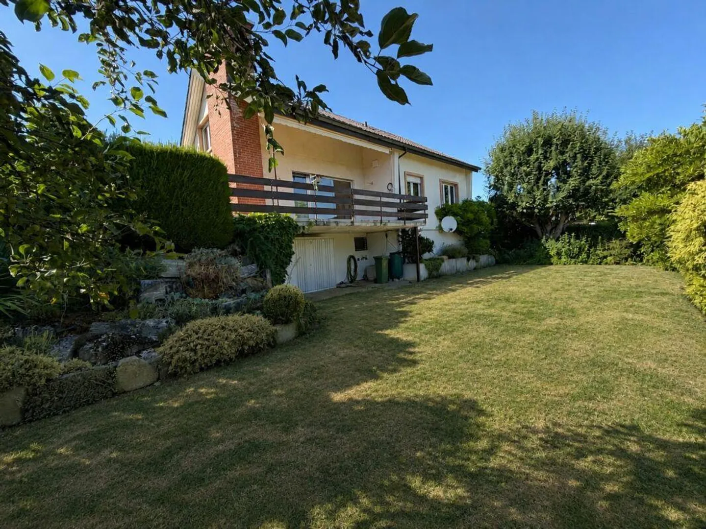Charmantes freistehendes Haus mit Garten - Foto 1 von 15
