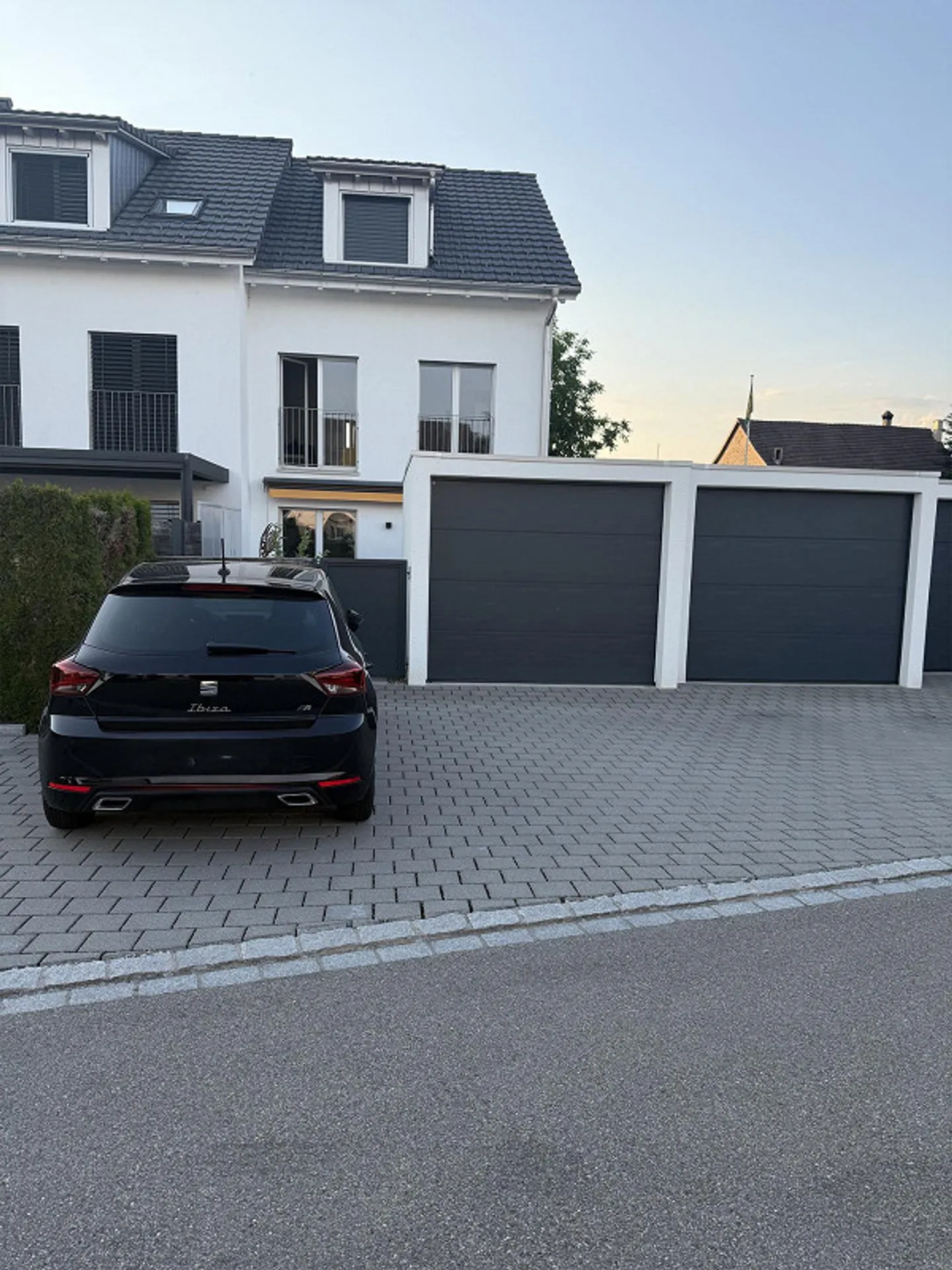 Modernes Familienhaus mit Garten - Foto 3 von 13