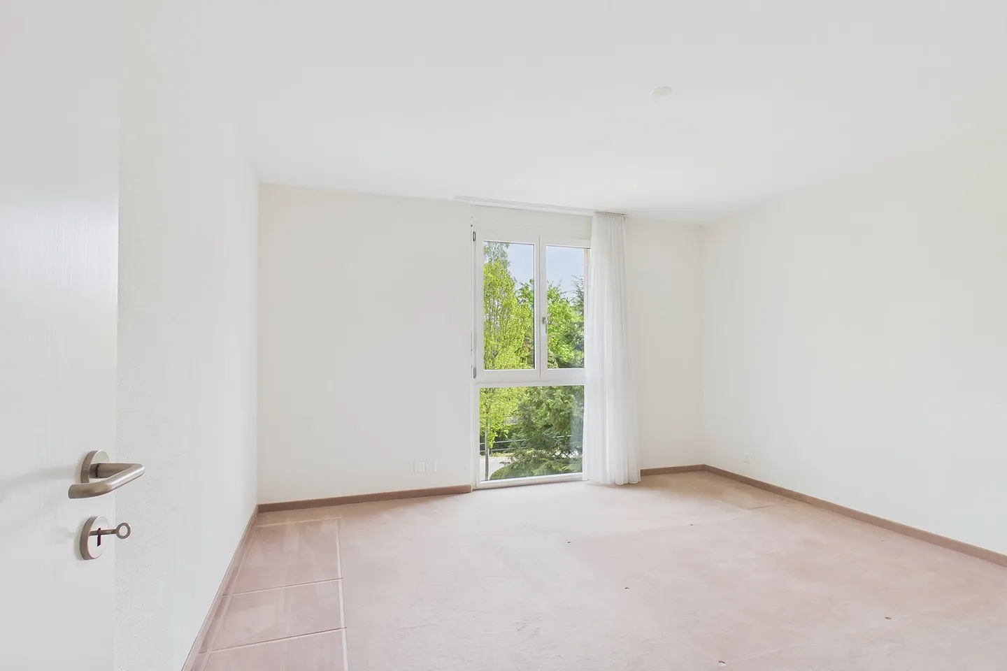 Vie spacieuse avec balcon ensoleillé au cœur de Lyss - Photo 4 sur 15