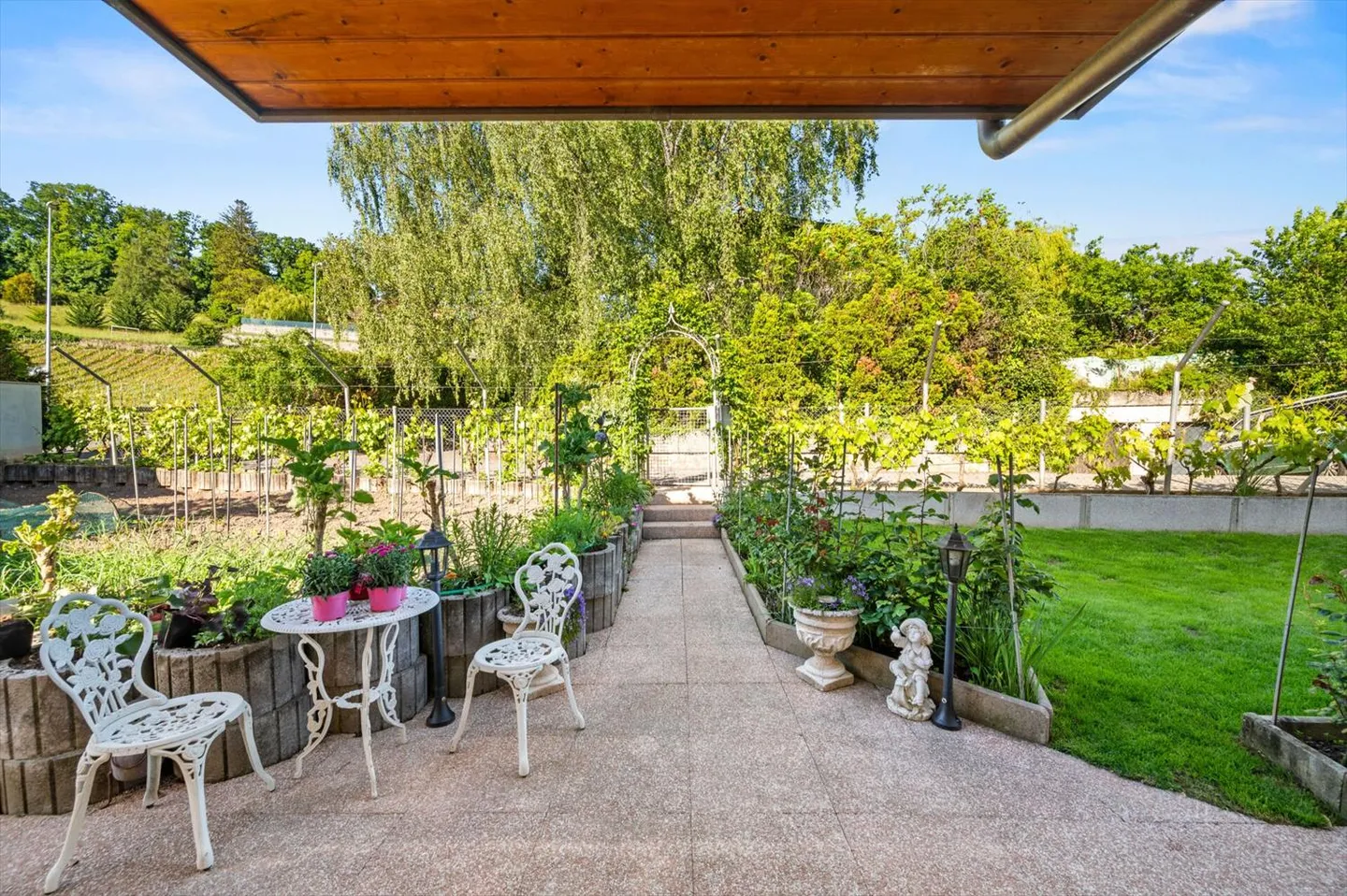 Beautiful individual villa with 7.5 rooms located in St-Légier, offering generous space - Photo 3 of 13