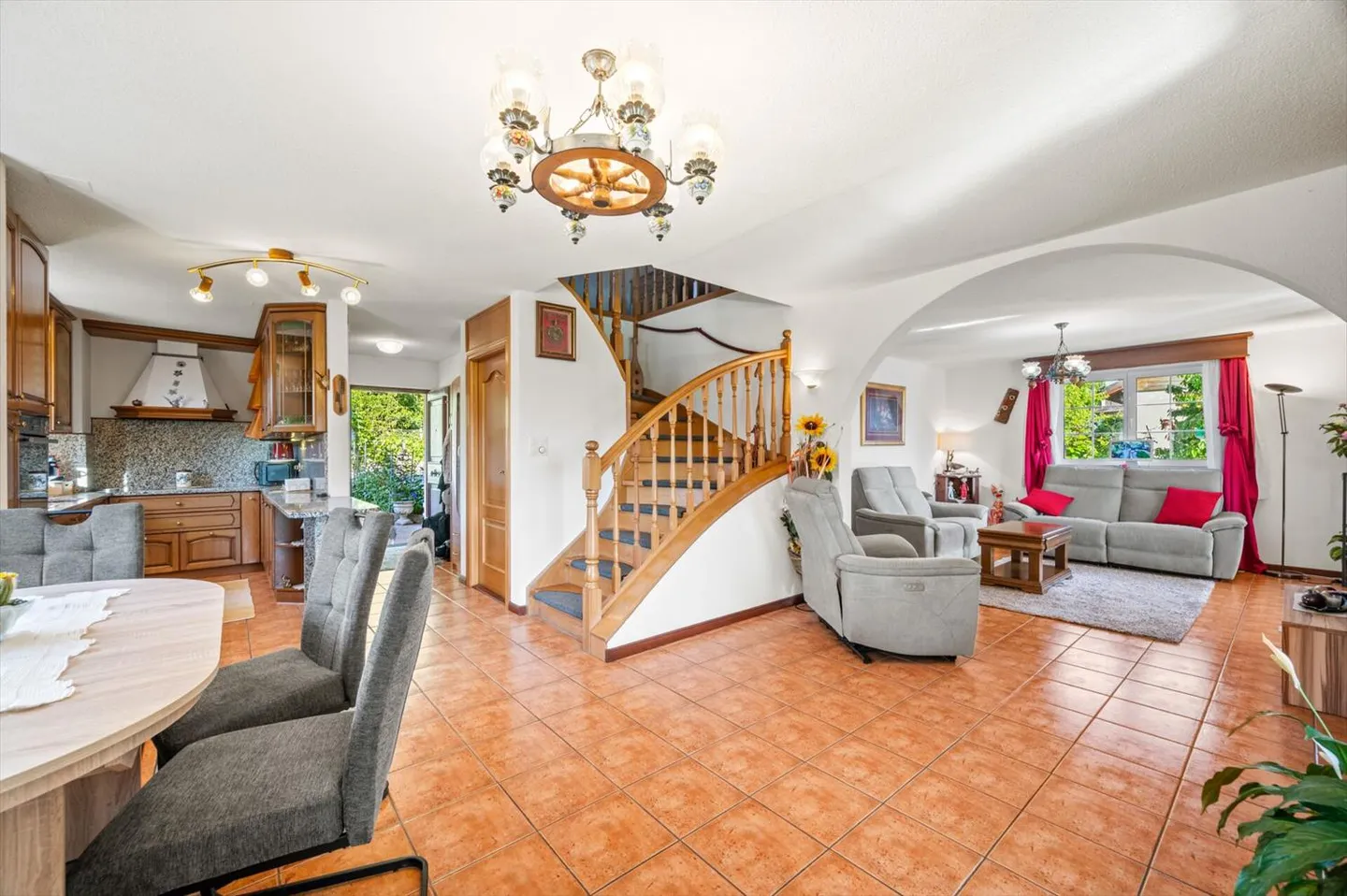 Beautiful individual villa with 7.5 rooms located in St-Légier, offering generous space - Photo 4 of 13