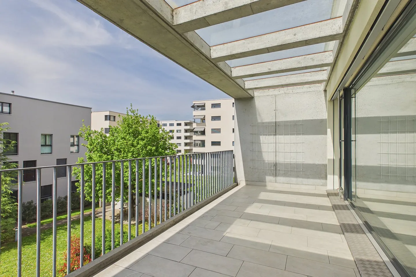 Vie spacieuse avec balcon ensoleillé au cœur de Lyss - Photo 6 sur 15