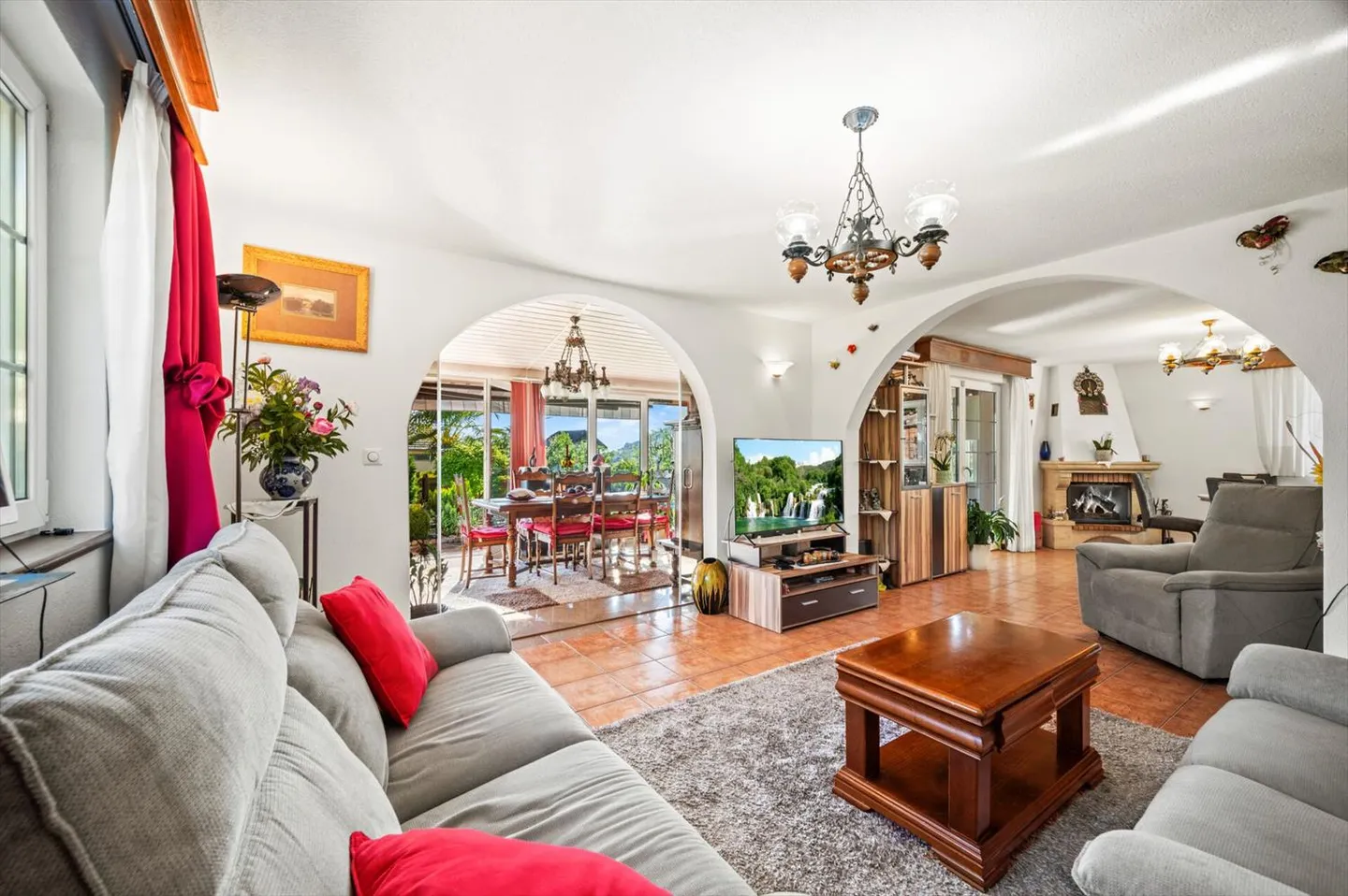 Beautiful individual villa with 7.5 rooms located in St-Légier, offering generous space - Photo 8 of 13
