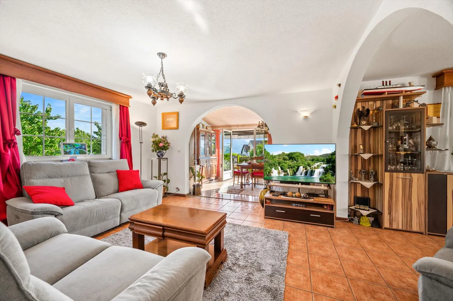 Beautiful individual villa with 7.5 rooms located in St-Légier, offering generous space - Photo 10 of 13