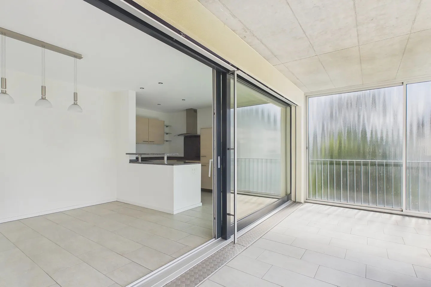 Vie spacieuse avec balcon ensoleillé au cœur de Lyss - Photo 7 sur 15