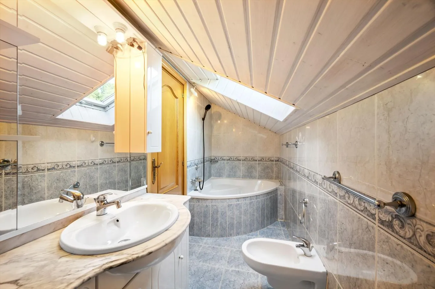 Beautiful individual villa with 7.5 rooms located in St-Légier, offering generous space - Photo 12 of 13