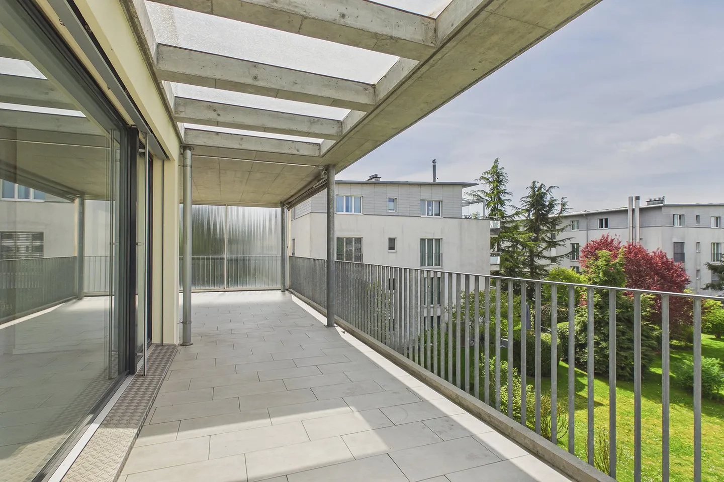 Vie spacieuse avec balcon ensoleillé au cœur de Lyss - Photo 2 sur 15