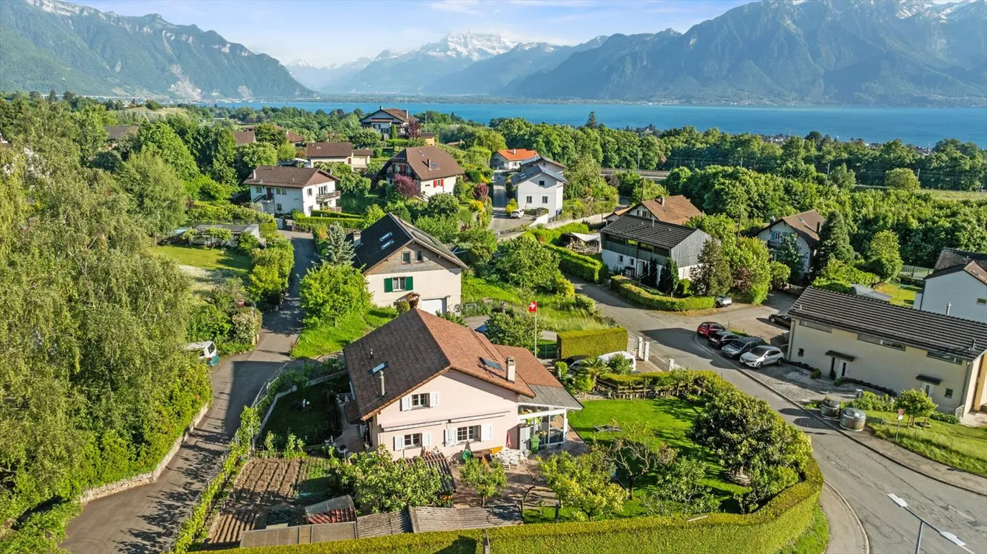Beautiful individual villa with 7.5 rooms located in St-Légier, offering generous space - Photo 2 of 13