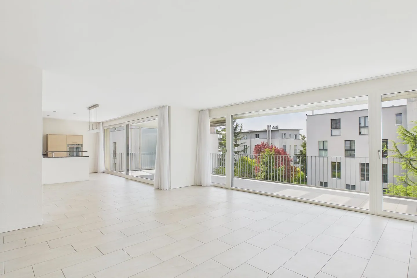 Vie spacieuse avec balcon ensoleillé au cœur de Lyss - Photo 3 sur 15