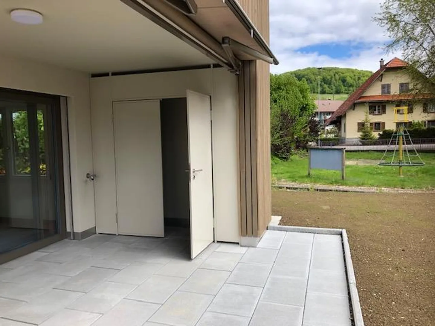 Modern 2.5 room apartment in the village center - with beautiful seating area - Photo 2 of 7