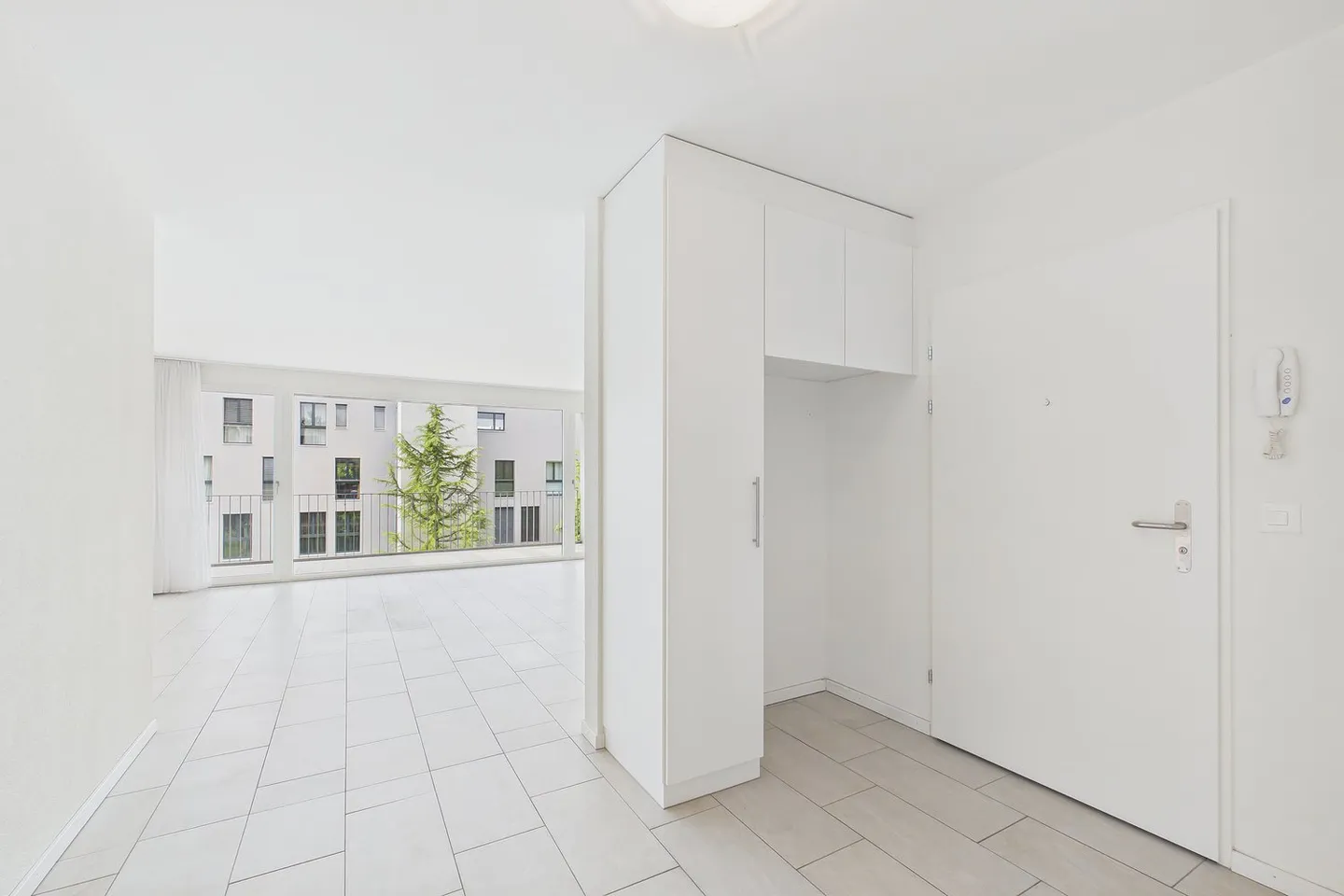 Vie spacieuse avec balcon ensoleillé au cœur de Lyss - Photo 13 sur 15