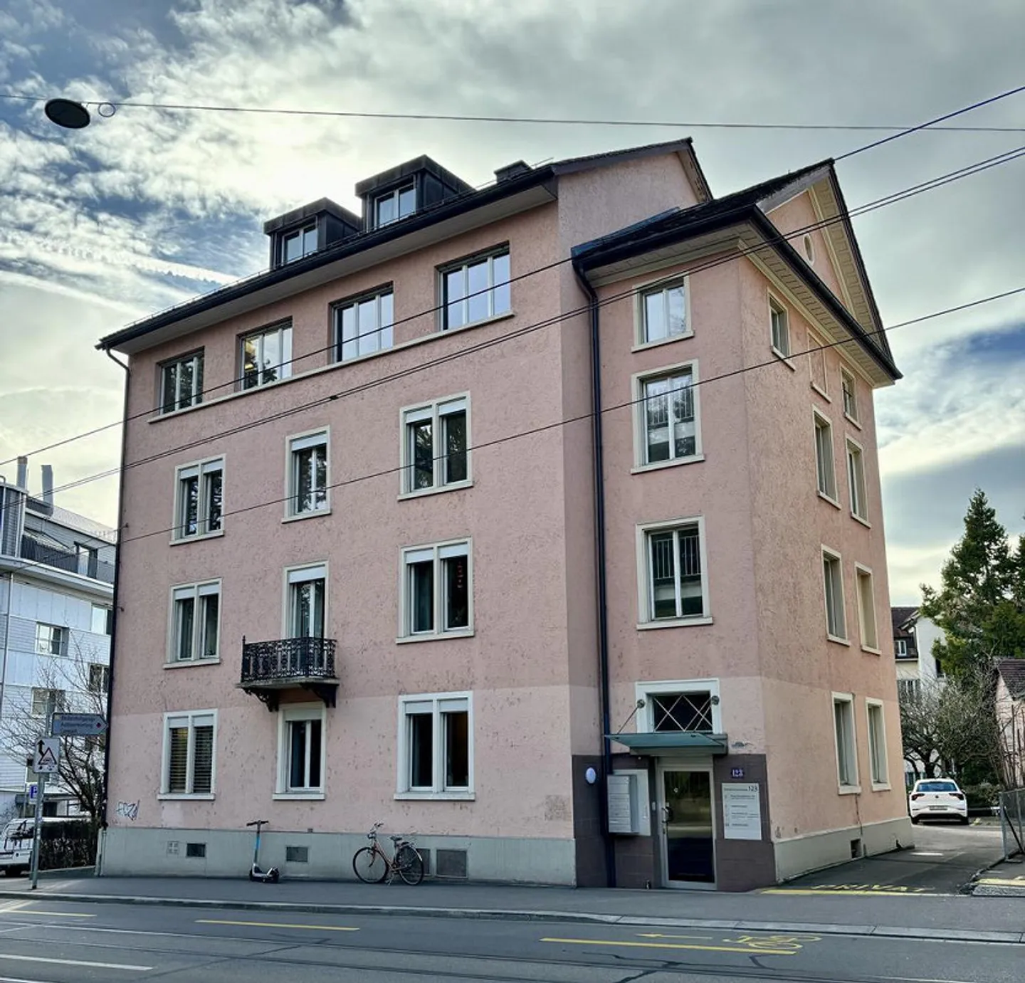 PETIT MAIS AGRÉABLE - PLACE DE PARKING POUR PETIT VÉHICULE DANS LE 6ÈME ARRONDISSEMENT - Photo 1 sur 1