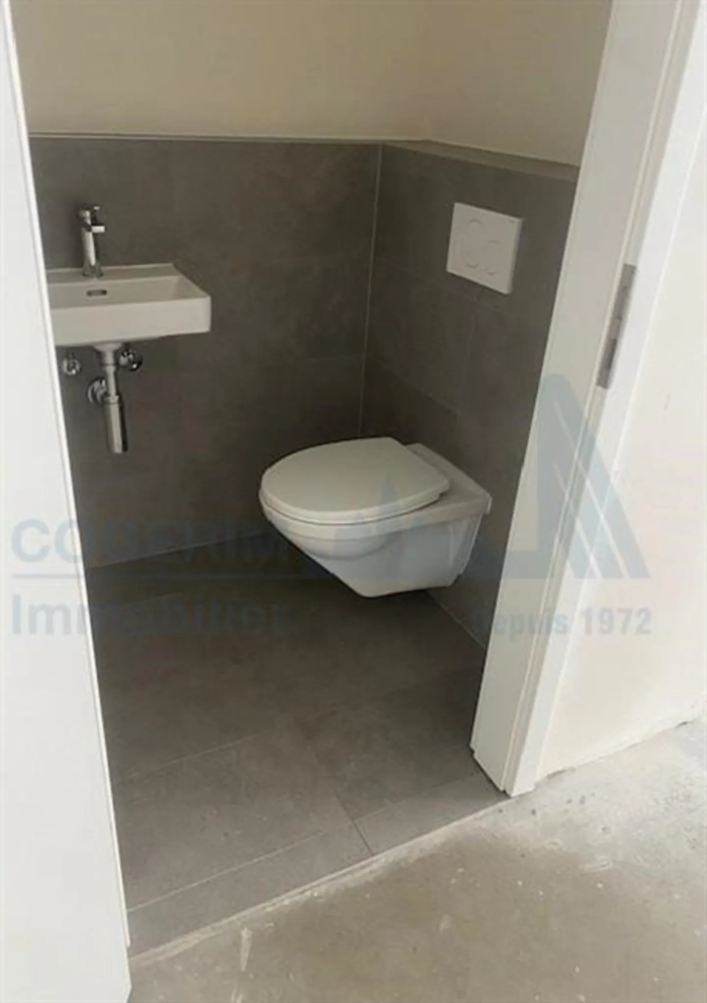 Passage of approx. 37.68 m2, in a building classified as a monument and site of the canton - Photo 4 of 5