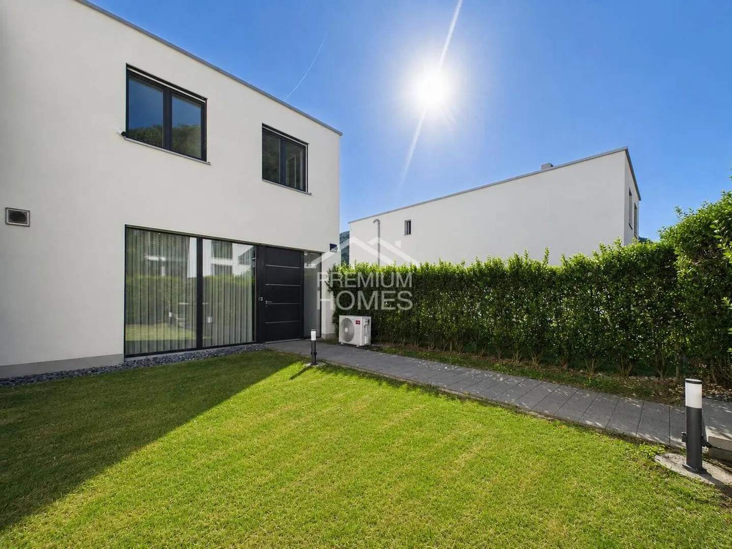 Stilvolles Familienhaus mit Terrasse - Foto 1 von 9