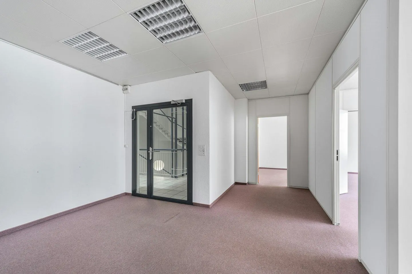 Spacious commercial/office space on the 1st floor in Zurich-Altstetten - Photo 3 of 13