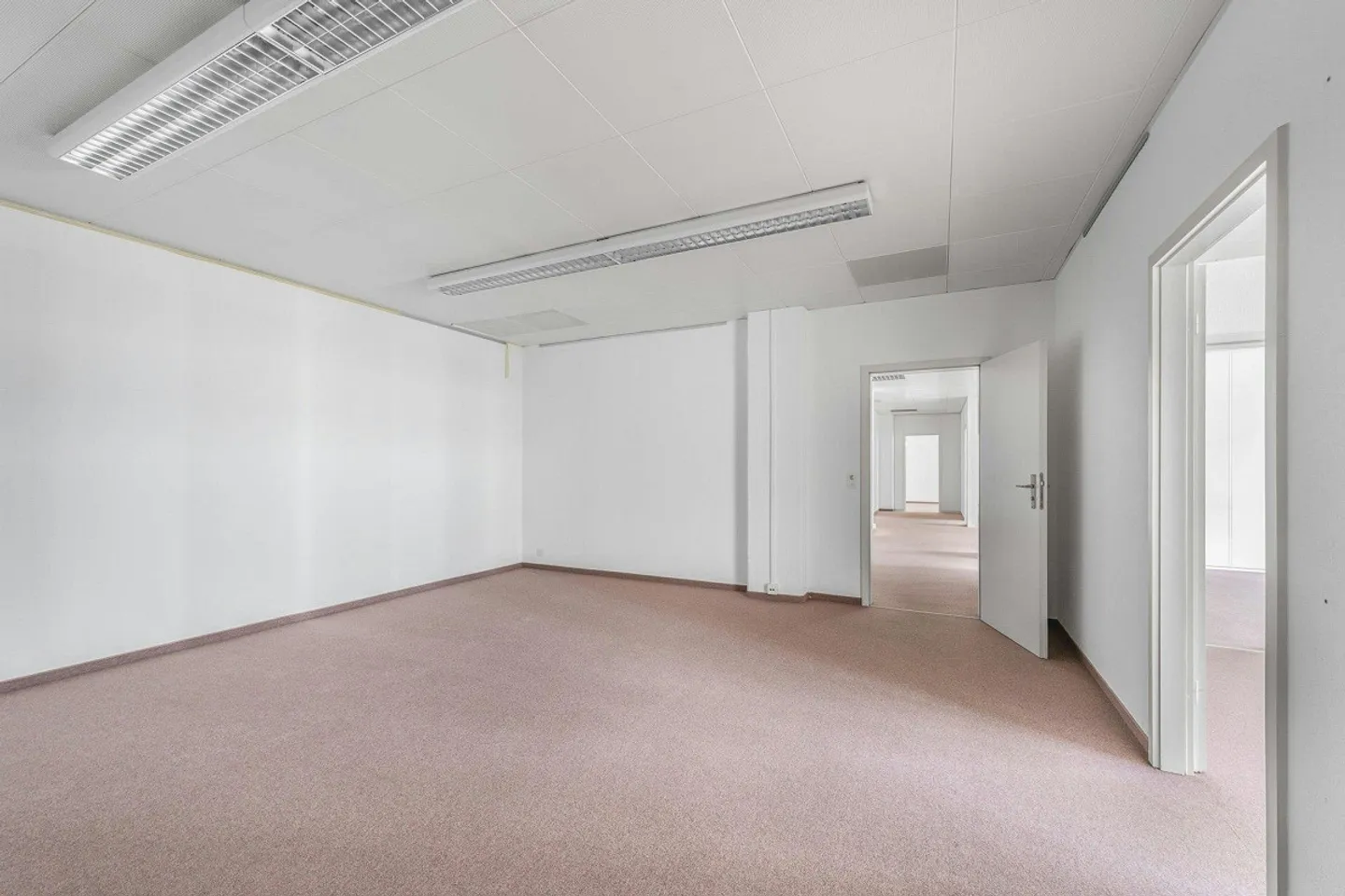 Spacious commercial/office space on the 1st floor in Zurich-Altstetten - Photo 6 of 13