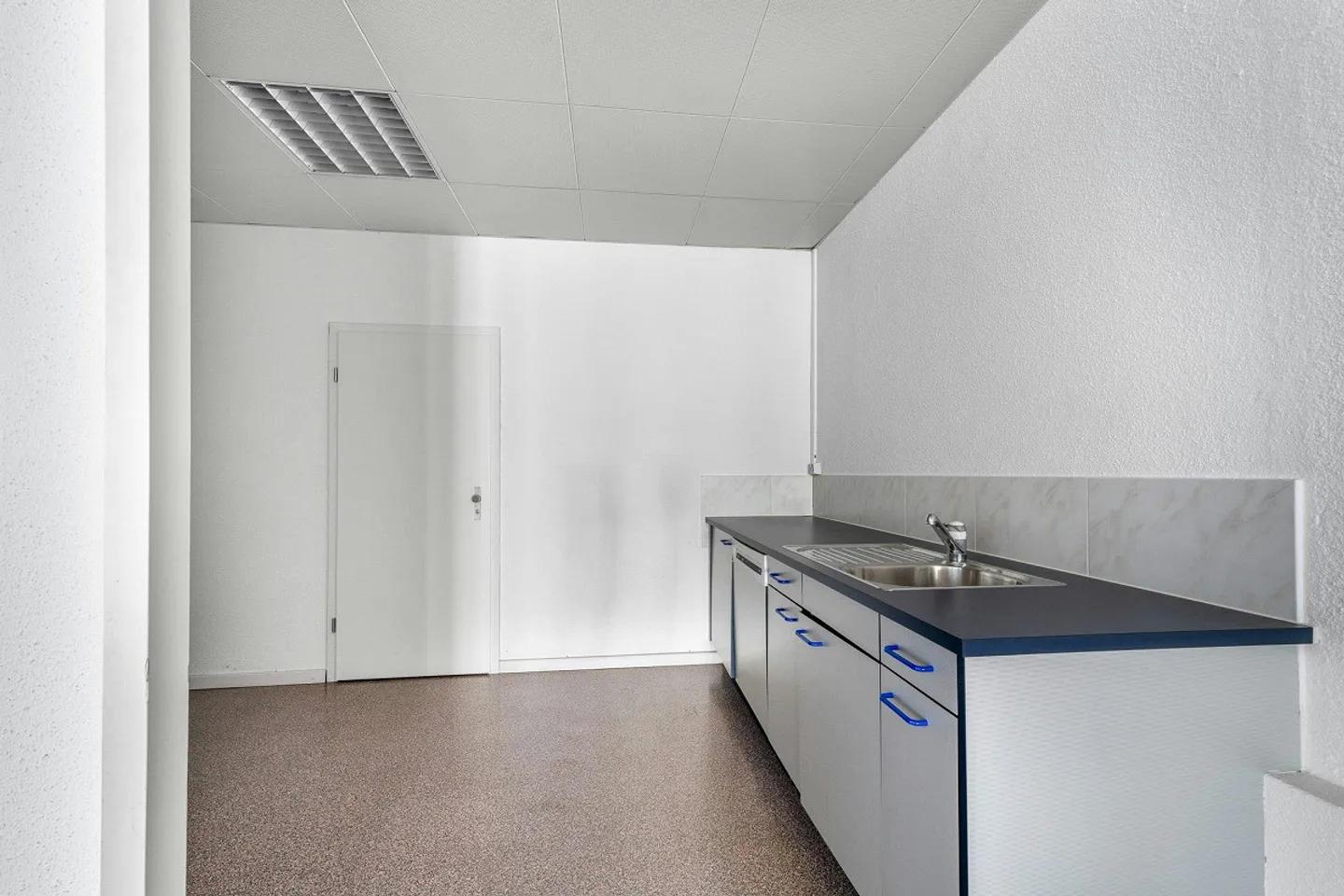 Spacious commercial/office space on the 1st floor in Zurich-Altstetten - Photo 8 of 13