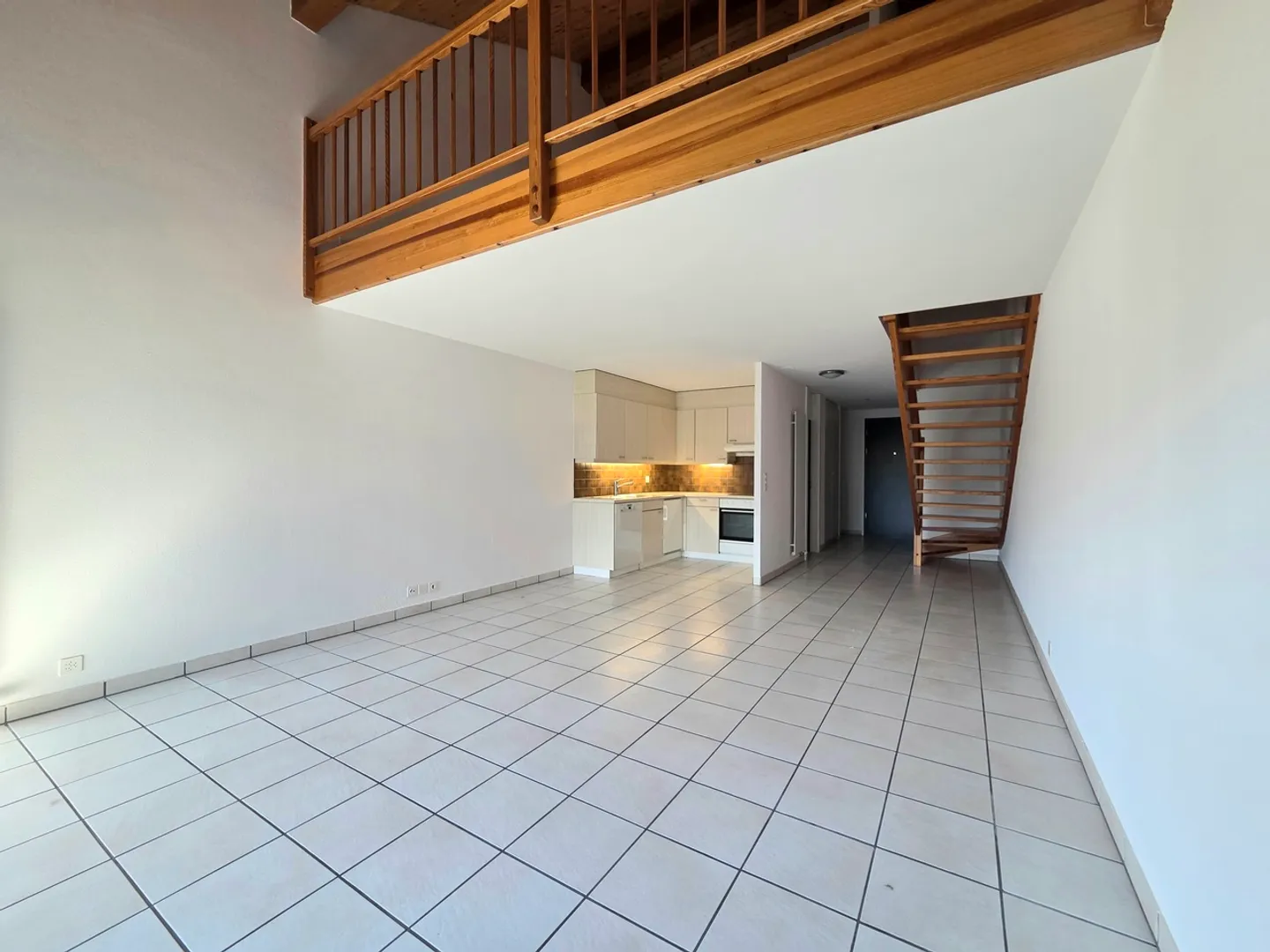 Spacieux appartement de 2.5 pièces en duplex avec balcon - Photo 2 sur 10